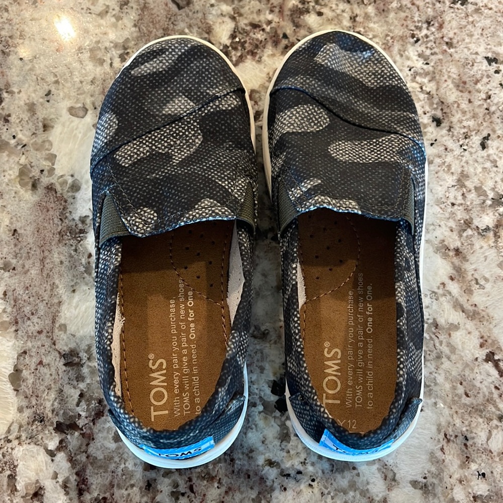 Tom’s youth 12 camouflage shoes